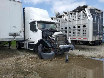  Salvage Volvo Vn