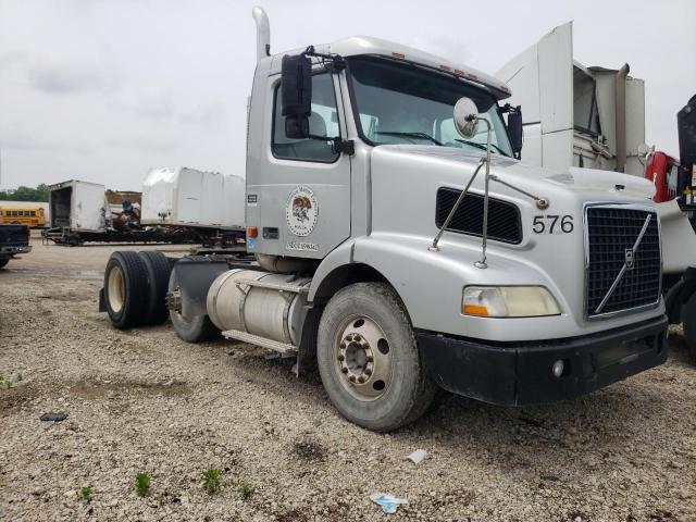  Salvage Volvo Vn