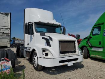  Salvage Volvo Vnl