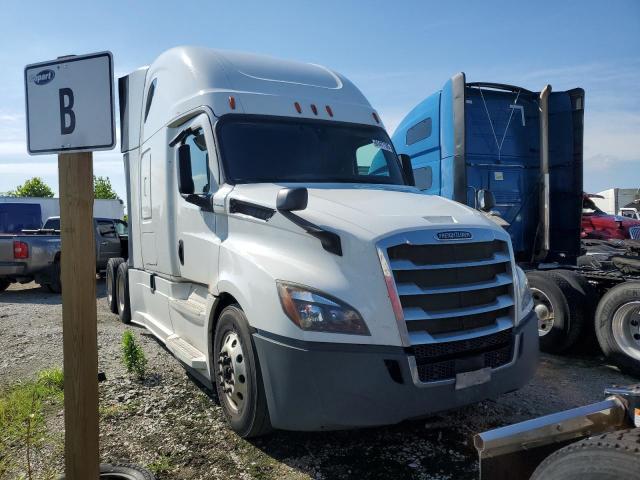  Salvage Freightliner Cascadia 1