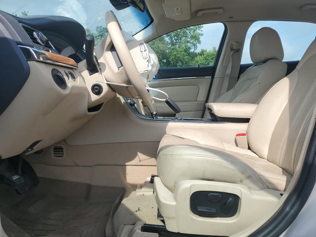 Lincoln MKS Image 11