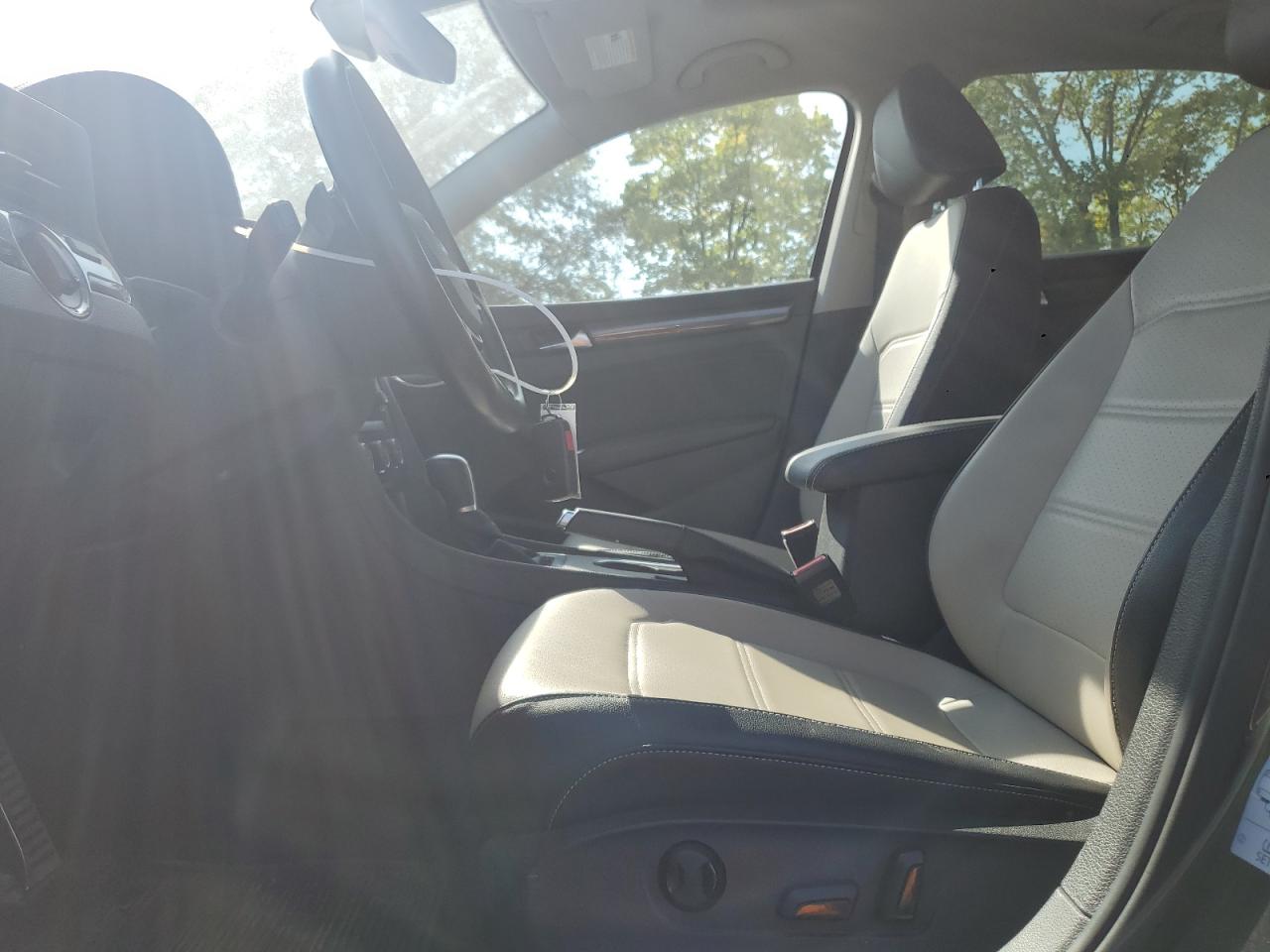 Volkswagen Passat R-line Image 10