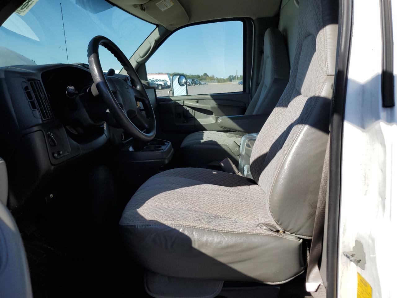 Chev Express Image 12