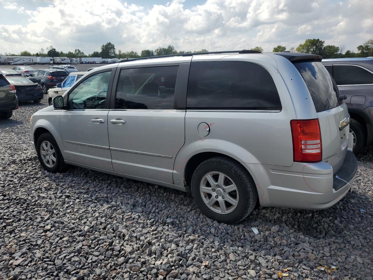 Chrysler Minivan Touring Plus Image 4