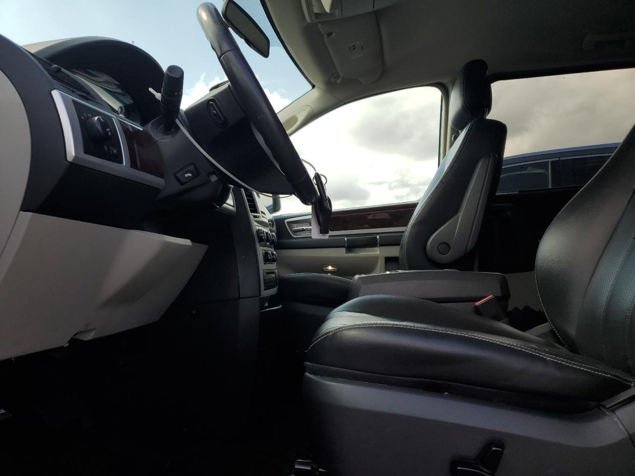 Chrysler Minivan Touring Plus Image 2