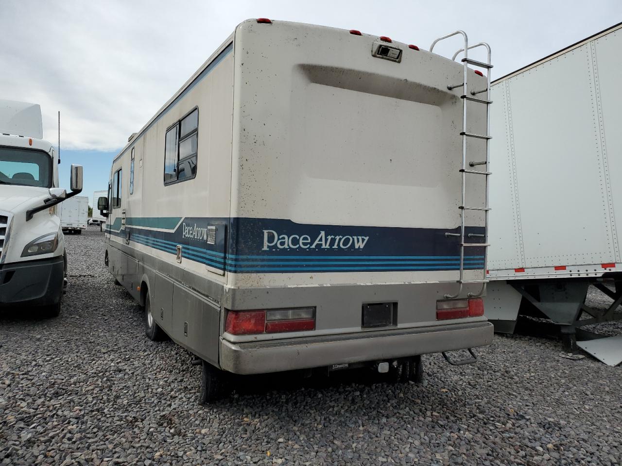 Fleetwood Pace Arrow Super Duty Image 4