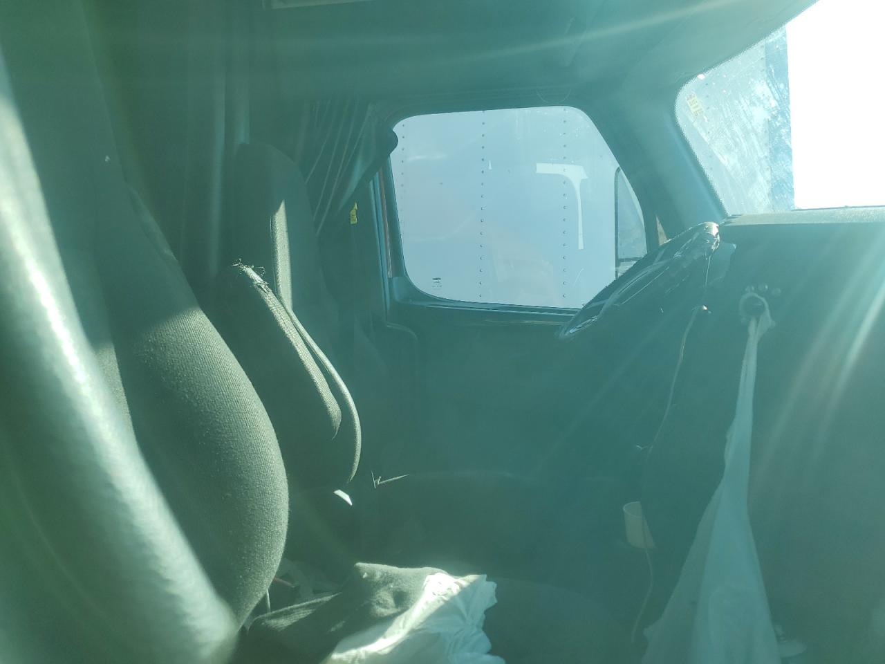 Freightliner Cascadia 1 Image 2