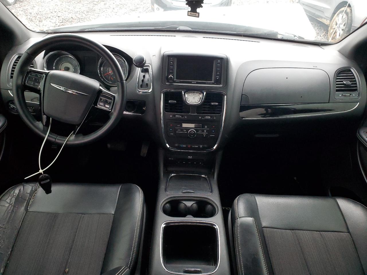 Chrysler Minivan S Image 3