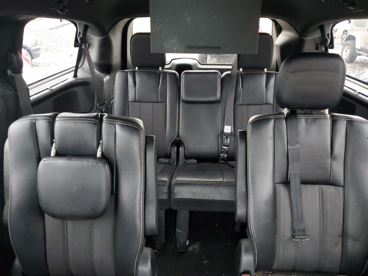 Chrysler Minivan S Image 8