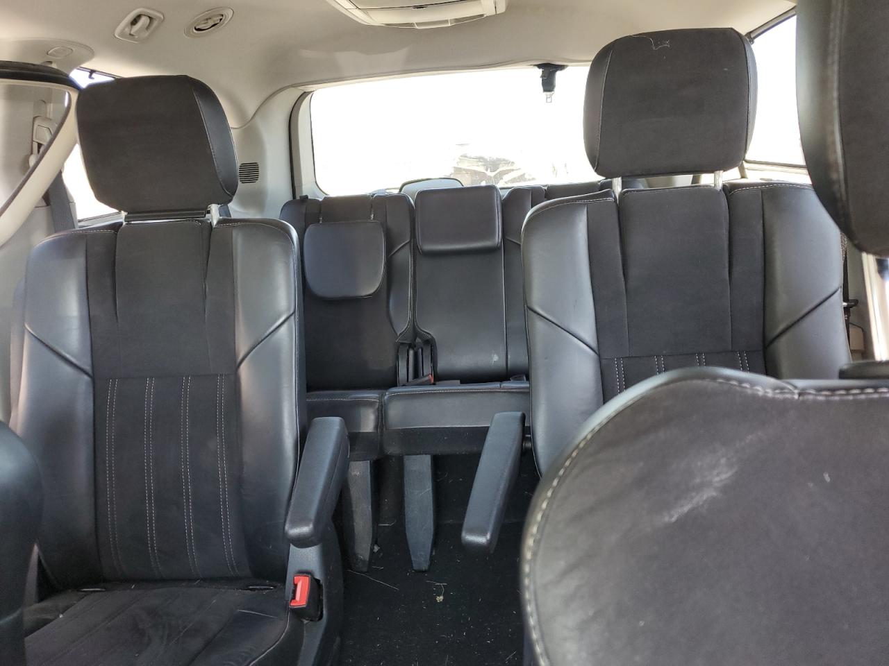 Chrysler Minivan Touring L Image 2