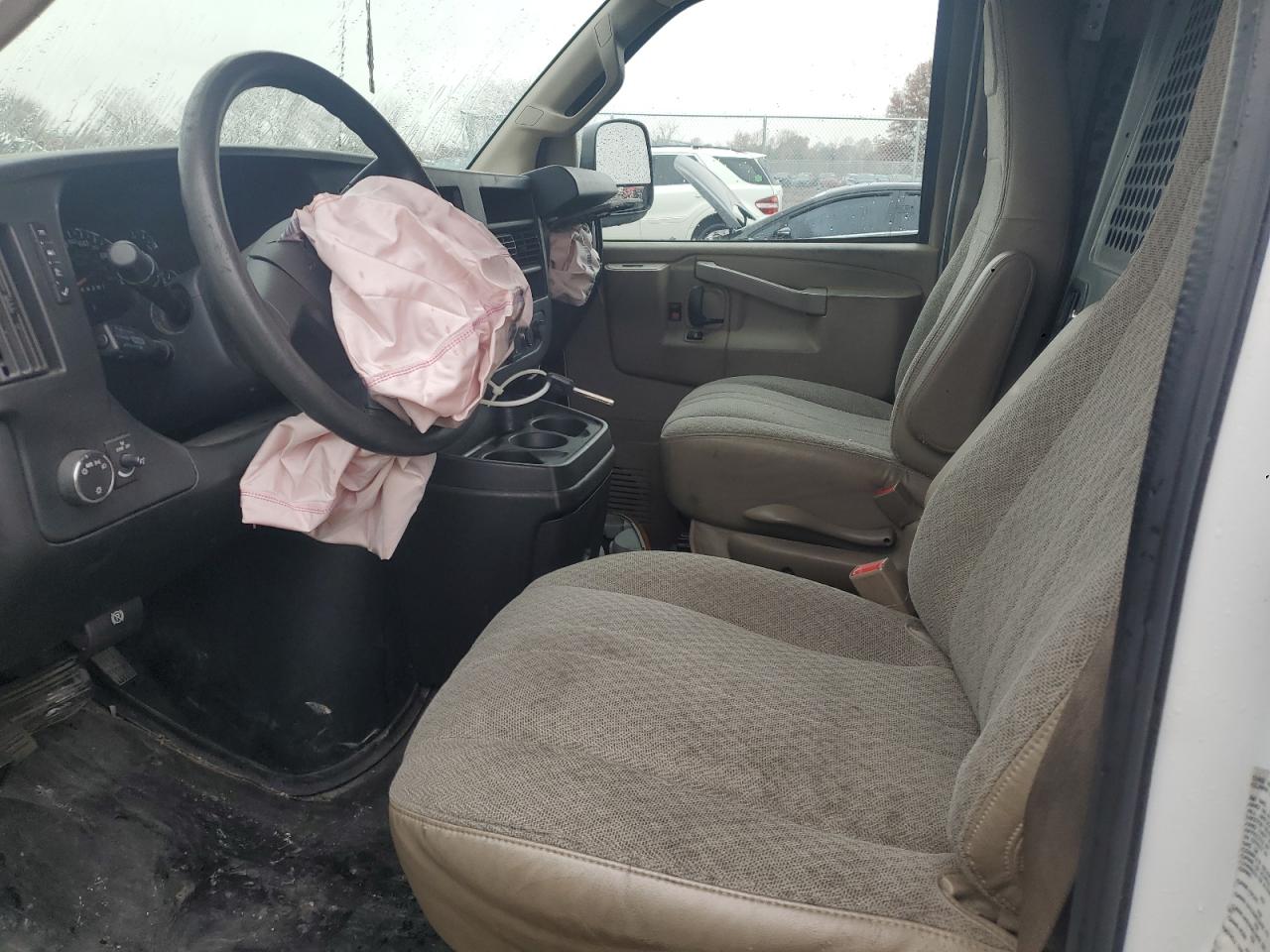 GMC Savana G2500 Image 9