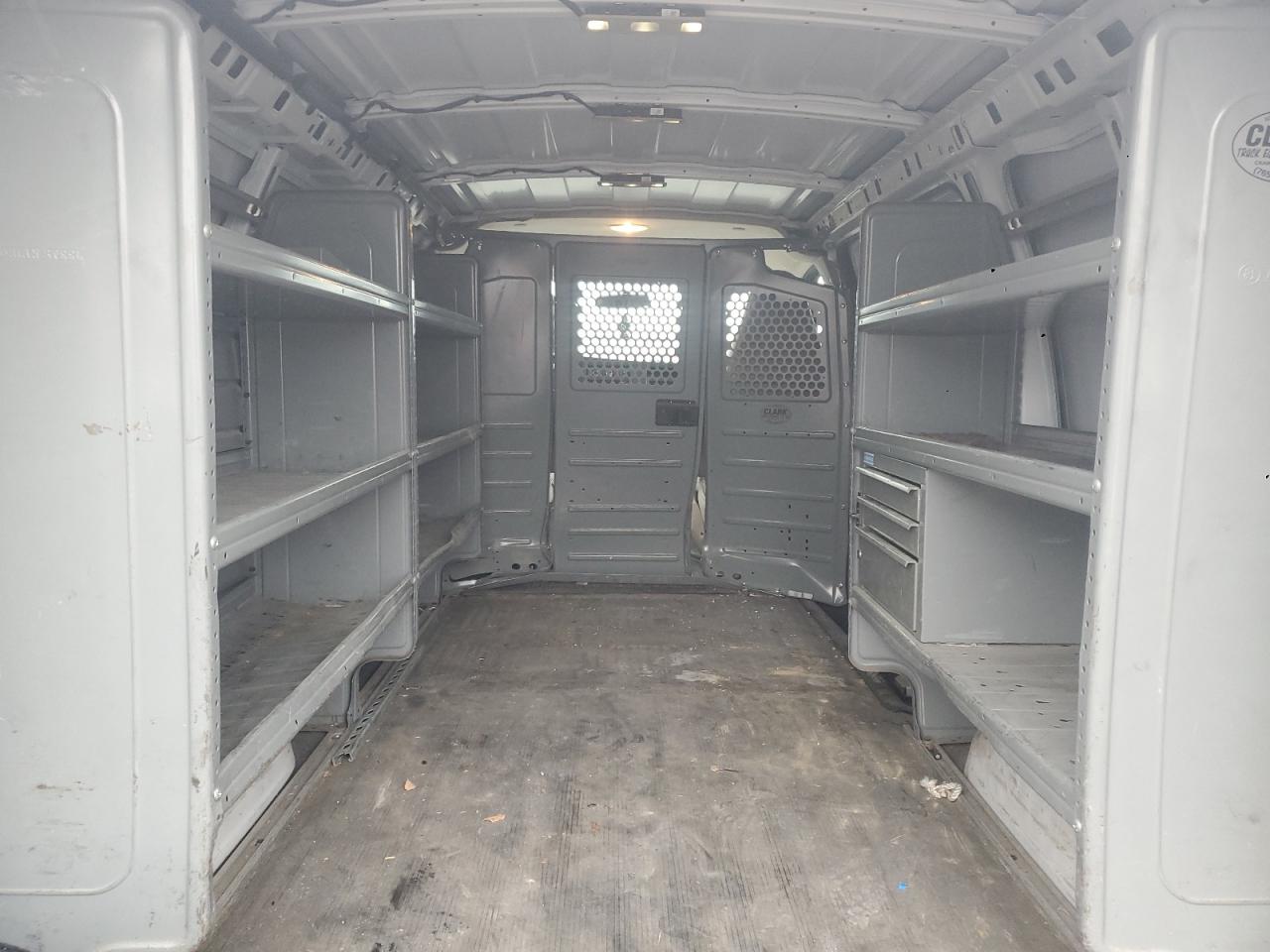 GMC Savana G2500 Image 10