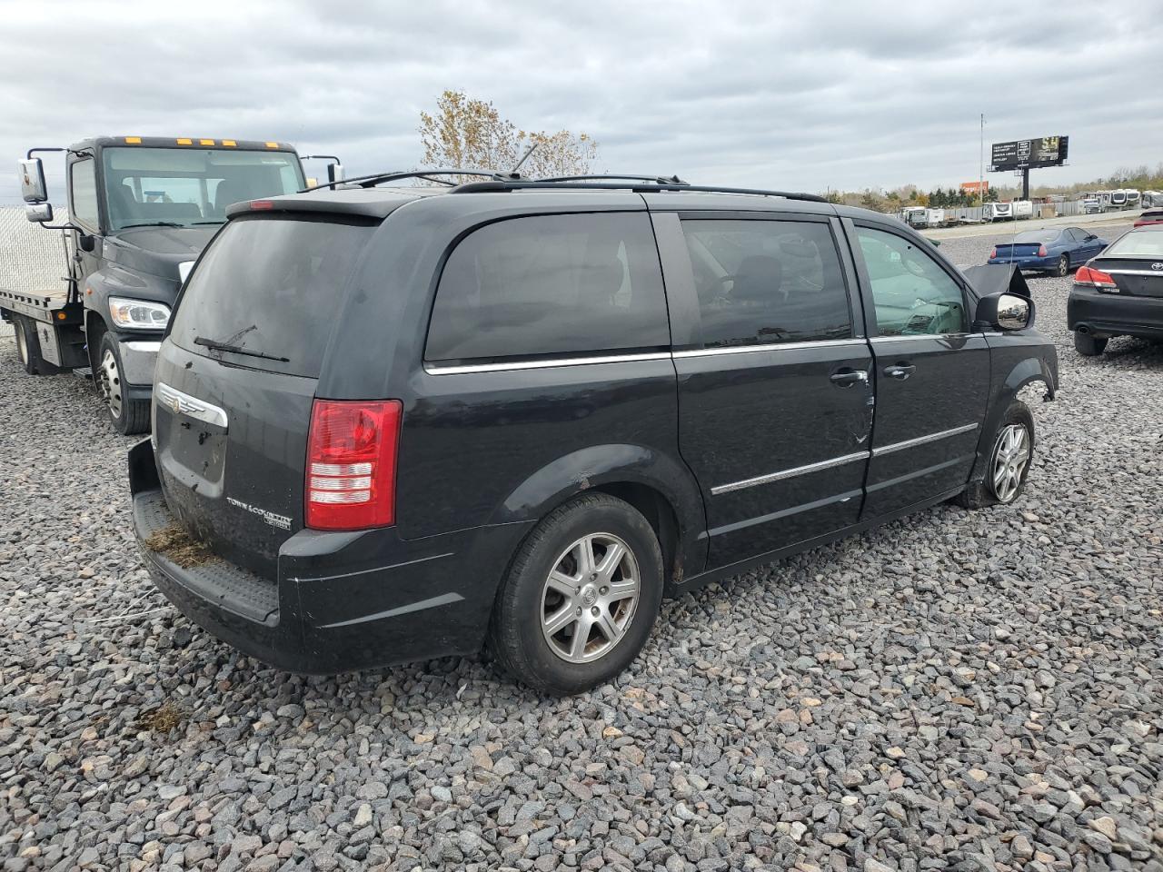 Chrysler Minivan Touring Image 4