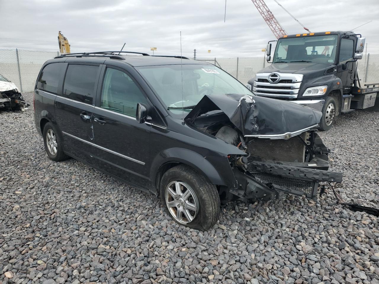 Chrysler Minivan Touring Image 3