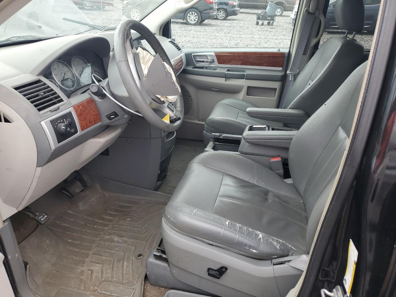 Chrysler Minivan Touring Image 6