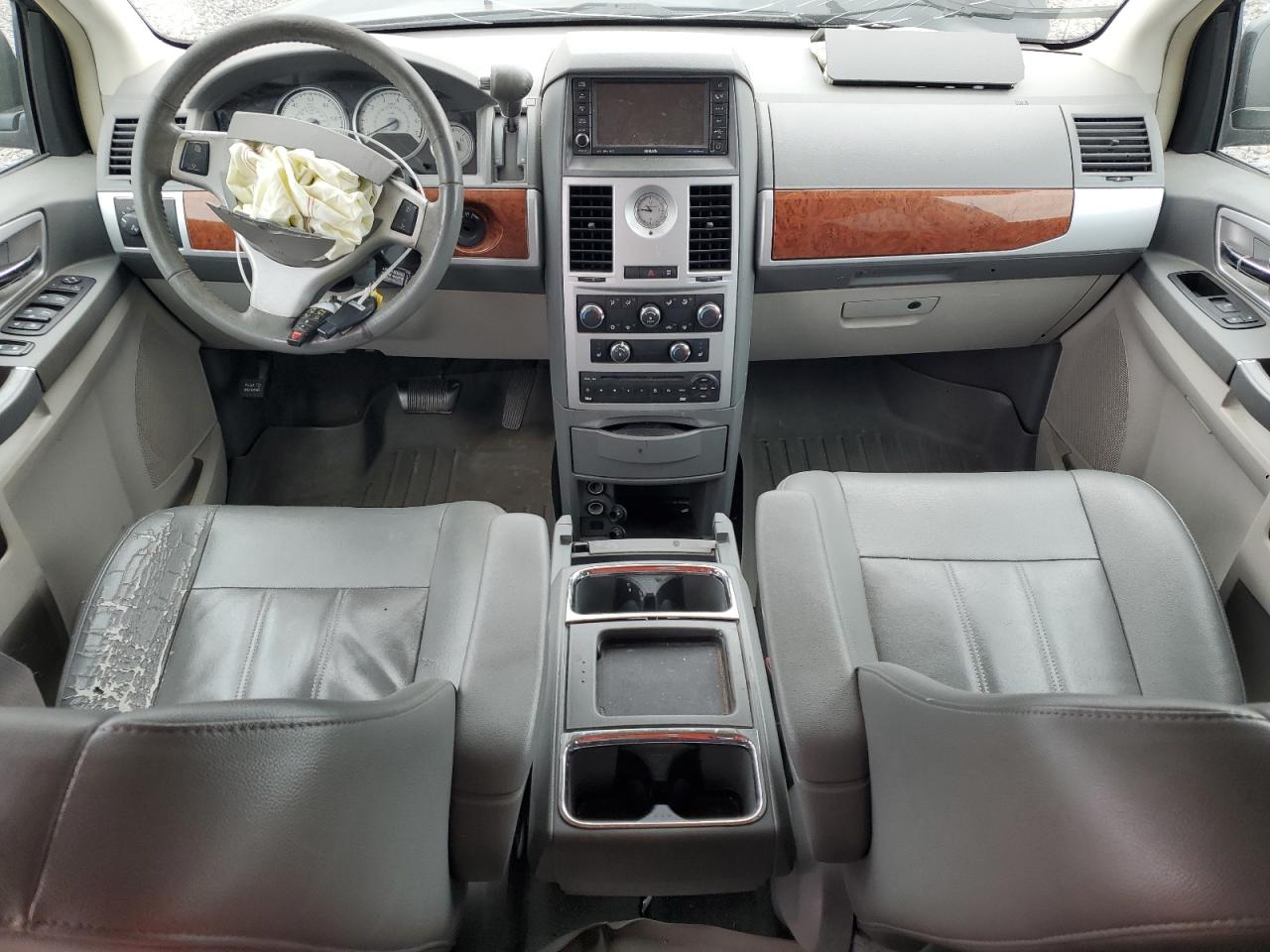 Chrysler Minivan Touring Image 13