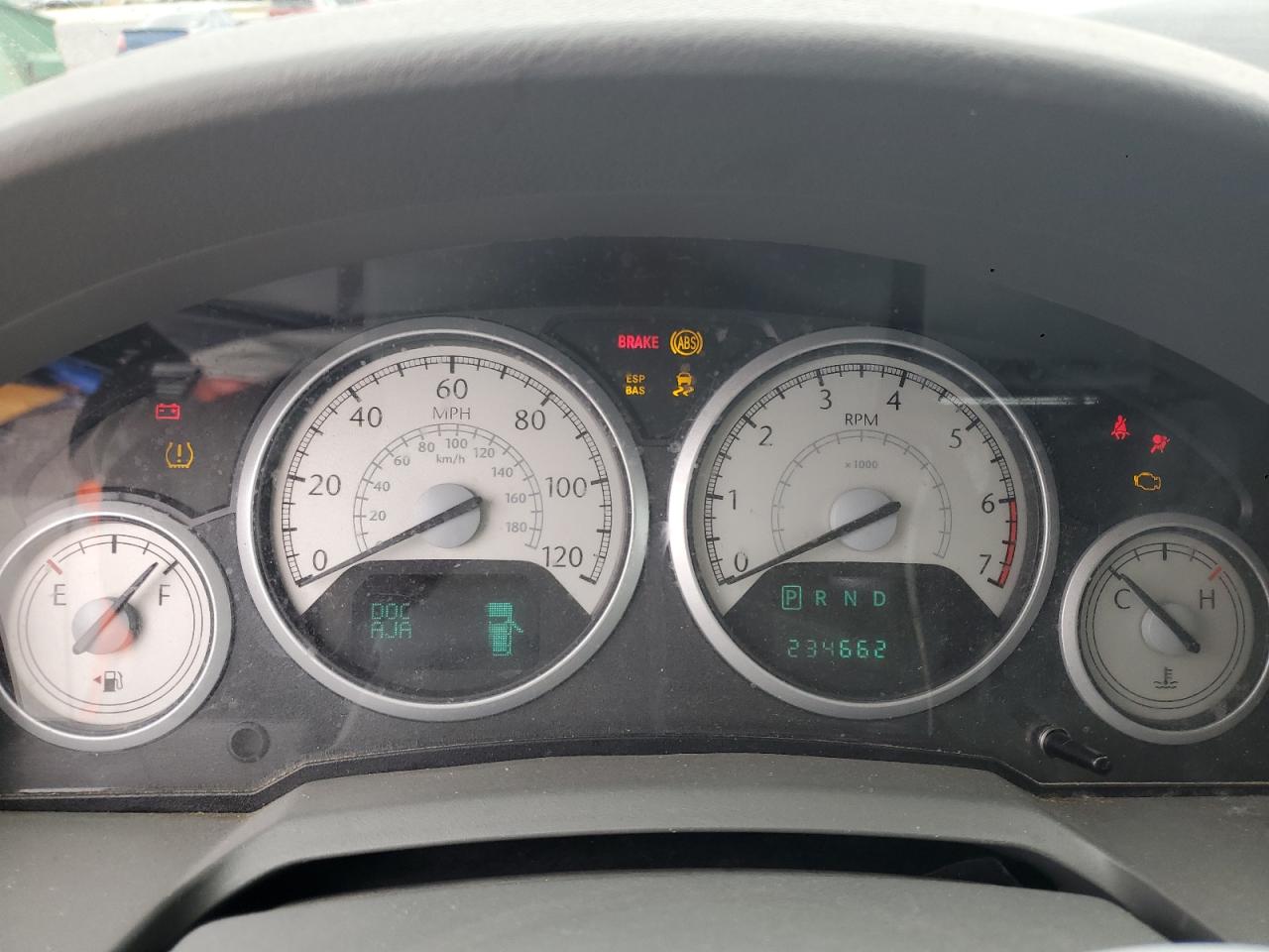 Chrysler Minivan Touring Image 8