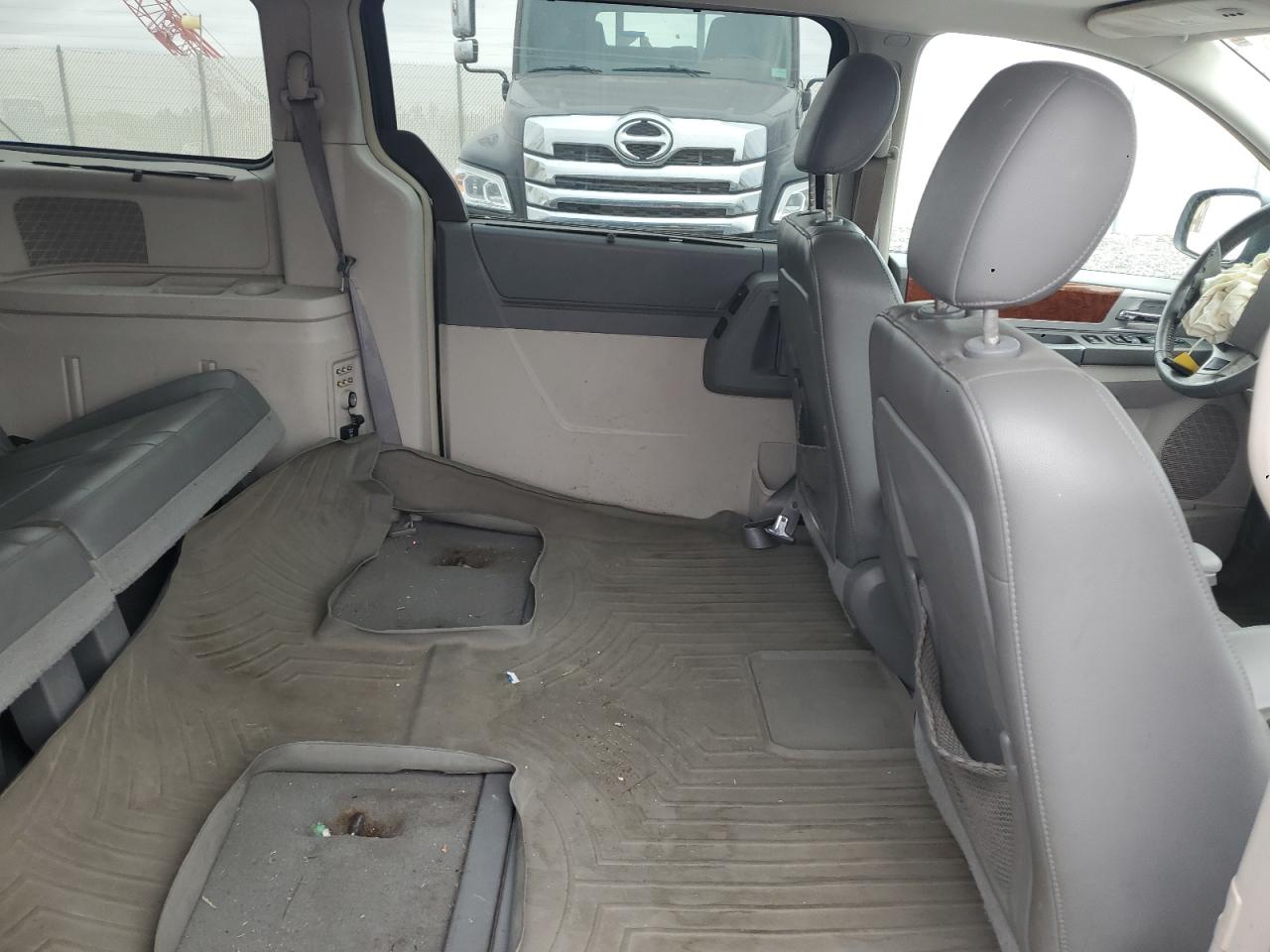 Chrysler Minivan Touring Image 7