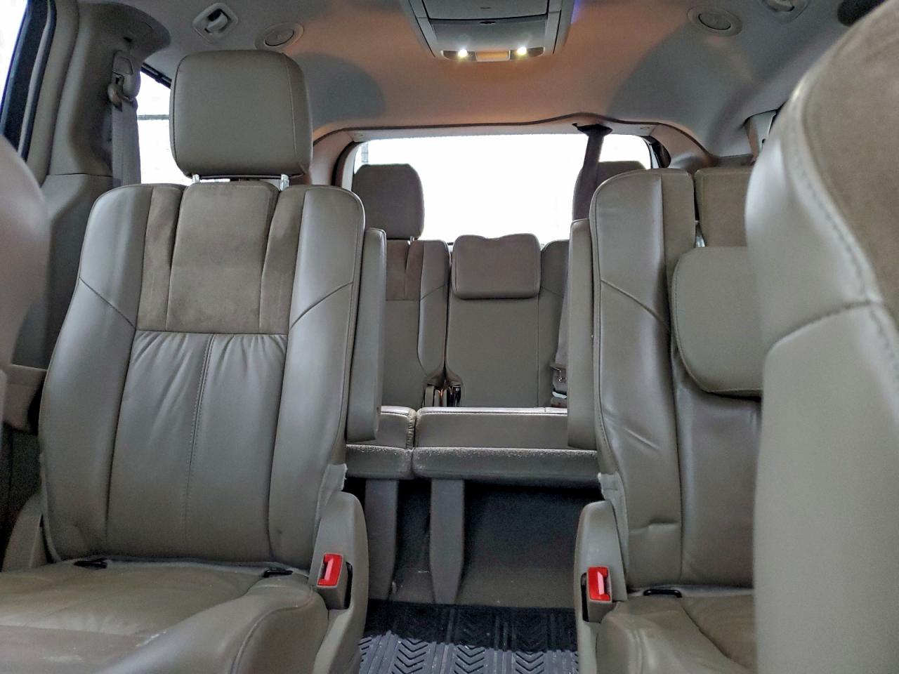 Chrysler Minivan Limited Platinum Image 7