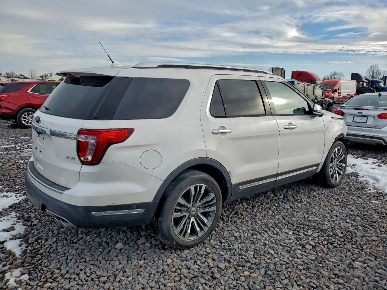 Ford Explorer Platinum Image 2