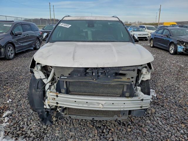 Ford Explorer Platinum Image 12