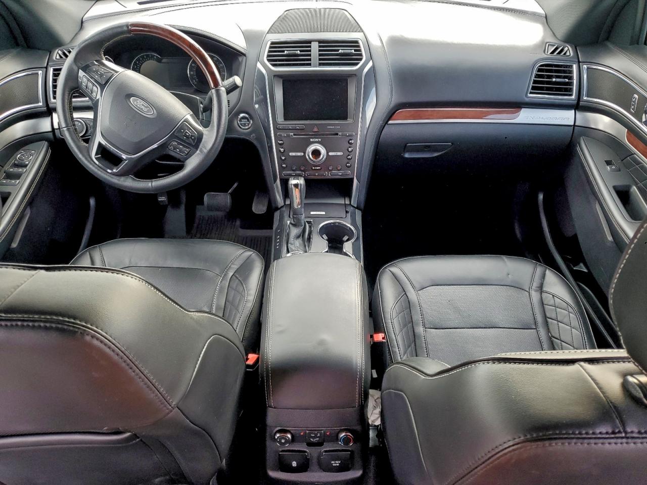 Ford Explorer Platinum Image 6