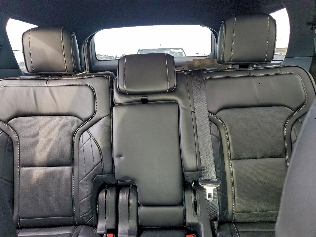 Ford Explorer Platinum Image 14