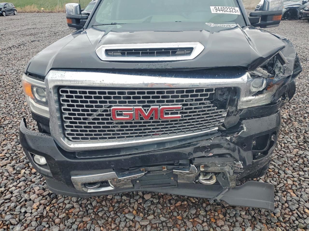 GMC Sierra K3500 Denali Image 3