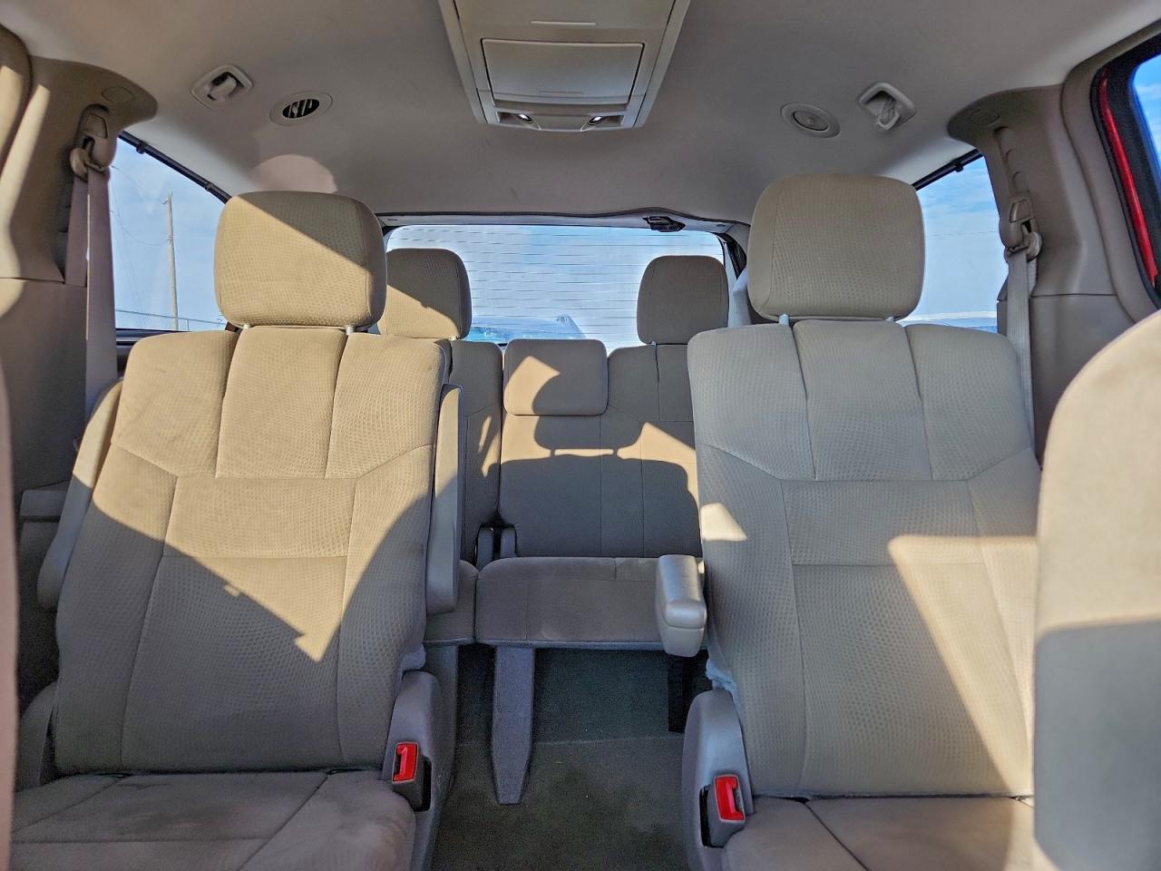 Chrysler Minivan Touring Image 3