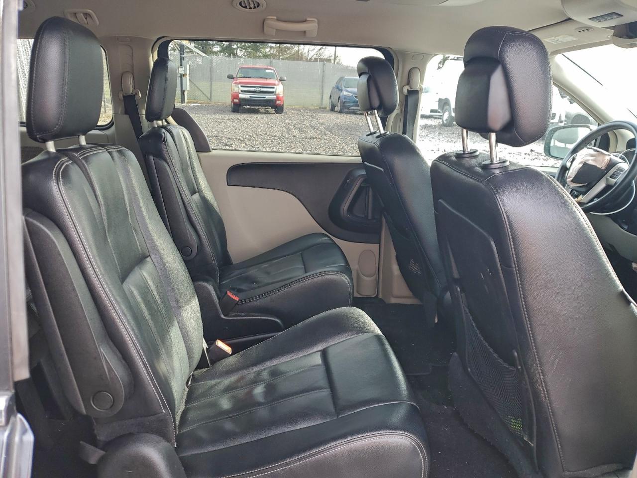 Chrysler Minivan Touring Image 9