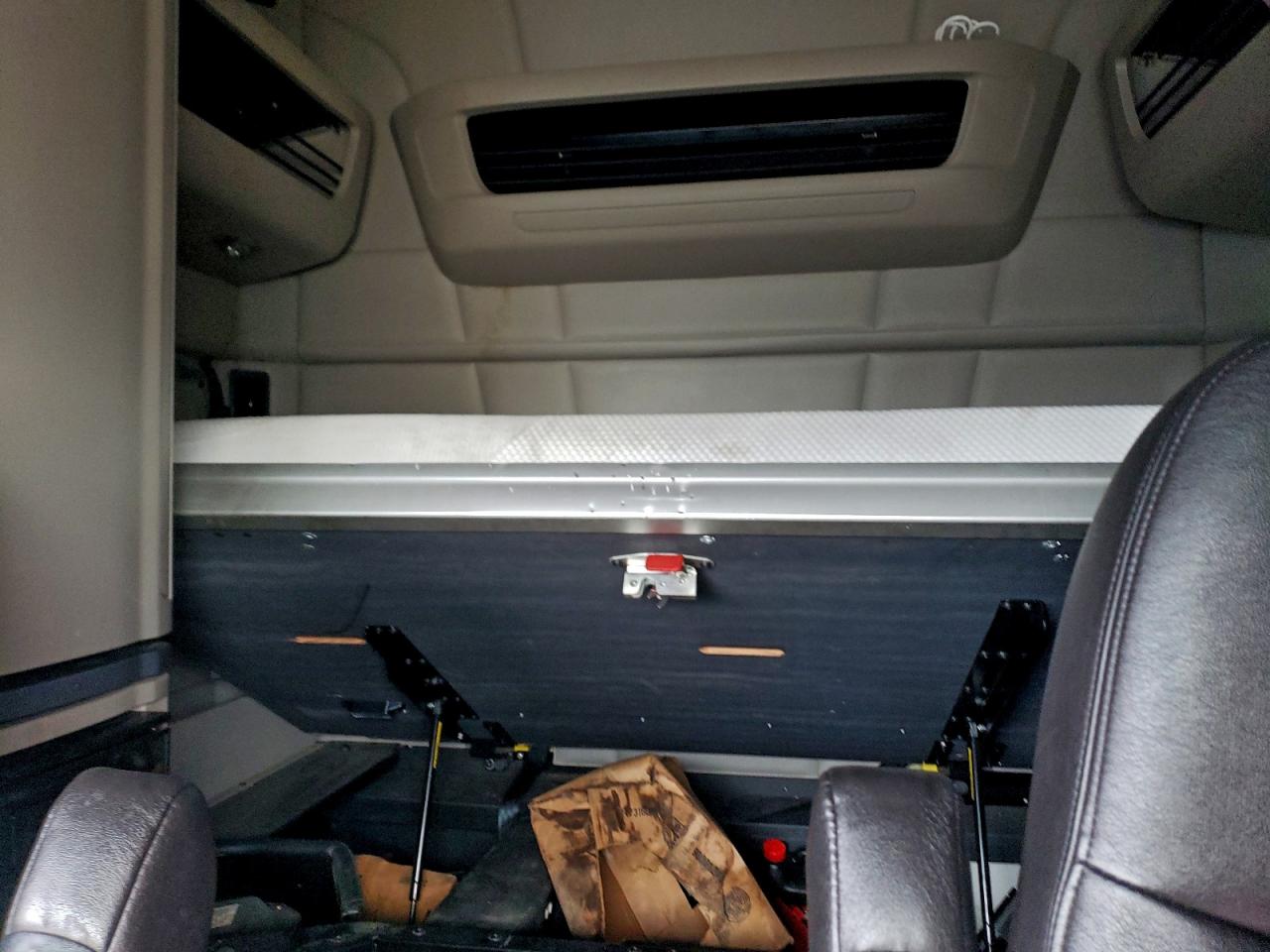 Peterbilt 579 Image 9