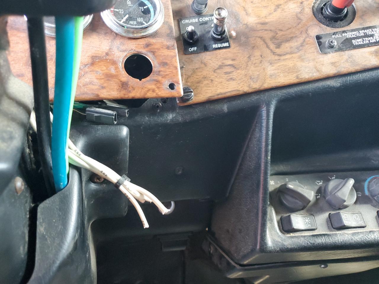 Peterbilt 377 Image 6